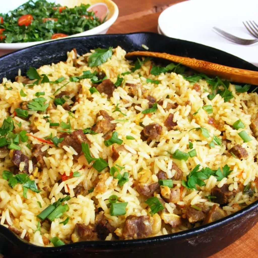 ARROZ MARIA ISABEL COM OVOS FRITOS E FAROFA